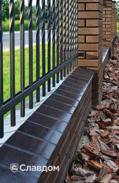 Забор частного дома с применением клинкерных оголовков, профильного кирпича King Klinker 17 ониксовый черный