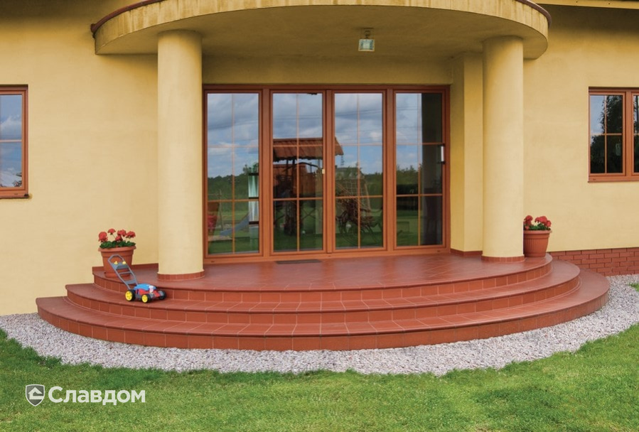 Крыльцо частного дома с применением клинкерных ступеней и плитки King Klinker Рубиновый красный 01