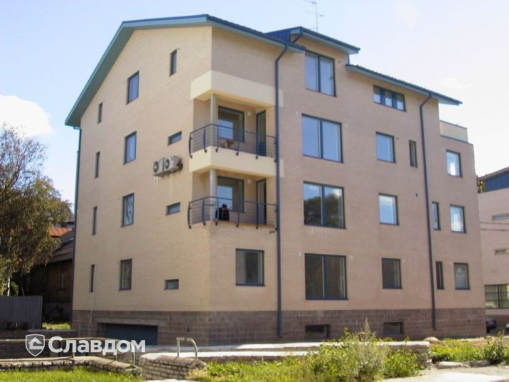 Четырехэтажный жилой дом с облицовкой кирпичом Terca Kuura гладкий