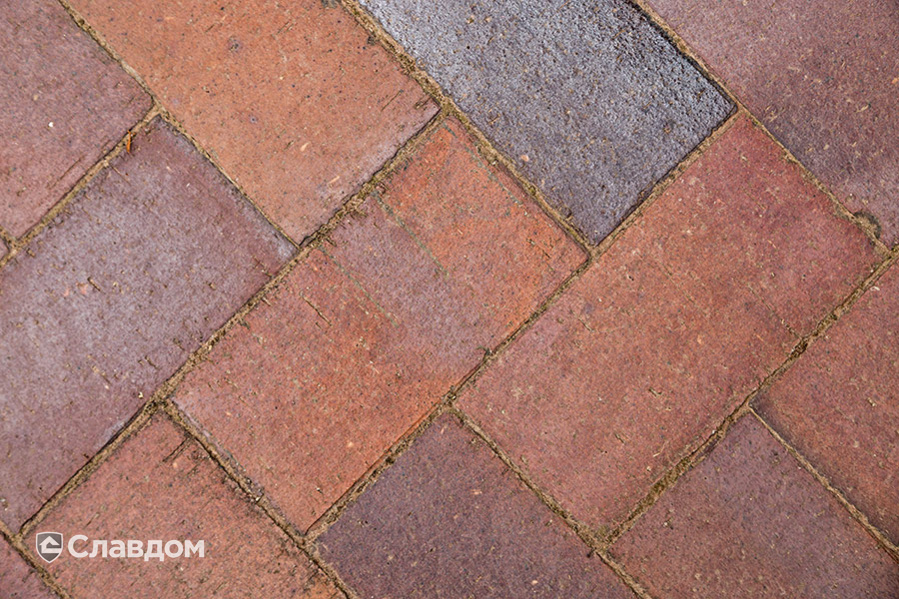 Пешеходная дорожка с применением брусчатки MUHR 04S Rotbraun-bunt special