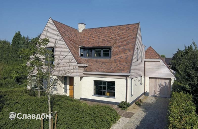 Коттедж с гаражом с применением керамической черепицы Koramic Patrimony Handcrafted Plain Tile Kent Red, Vineyard Black, Lichen Green