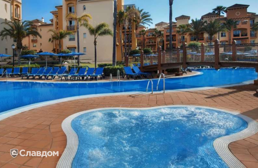 Бассейн Marriott Hotel в г.Марбелья с применением плитки Gres Aragon Natural