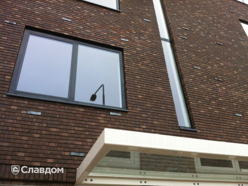 Частный дом с облицовкой кирпичом Terca Blackburn Gesinterd