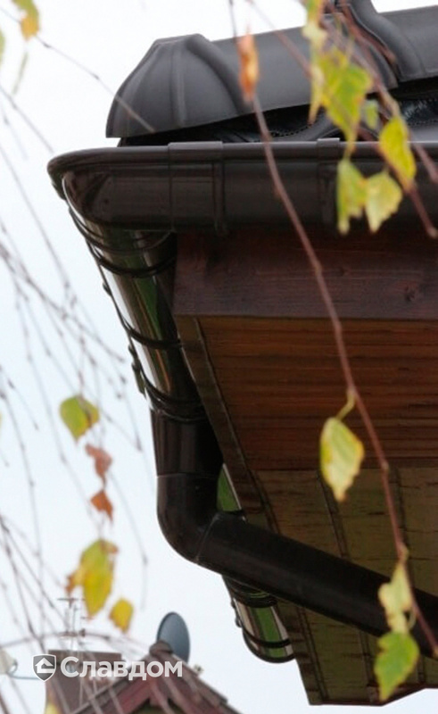 Загородный дом с применением водосточной системы GALECO PVC в темно-кричневом цвете