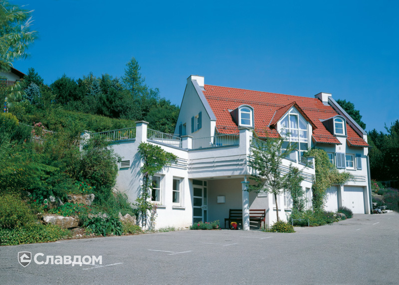 Здание отеля с крышей из черепицы Creaton Harmonie Naturrot