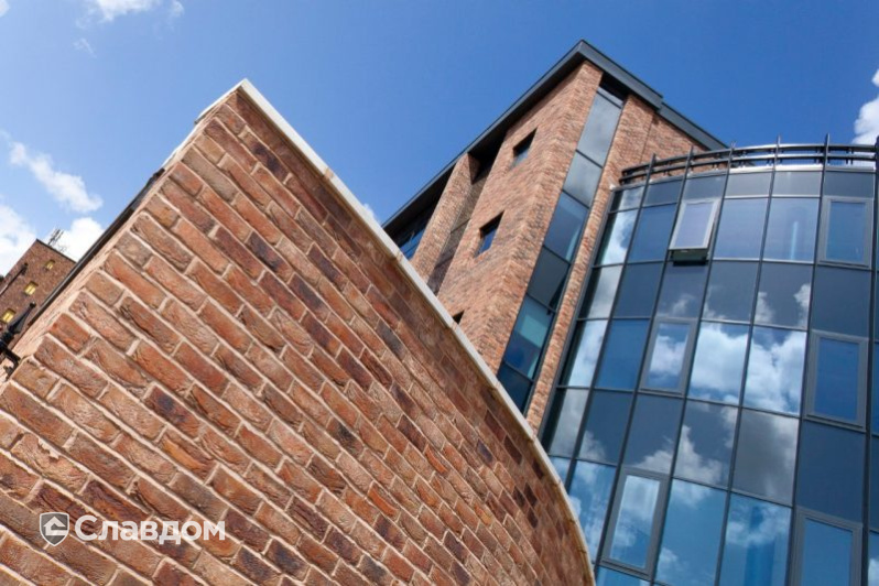 The Womens Organisation с облицовкой кирпичом Terca Topaas