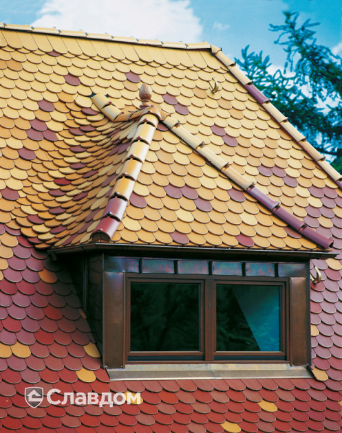 Декоративная крыша из черепицы Creaton Biber Klassik Rot Engobiert с декоративными элементами