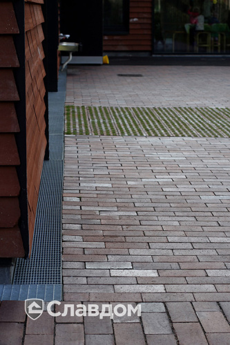 Придомовая территория с применением брусчатки MUHR 04S Rotbraun-bunt special