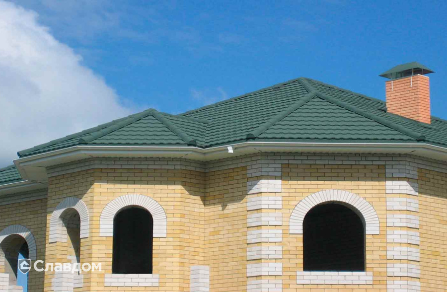 Частный дом с покрытием крыши из композитной черепицы METROTILE МетроБонд зеленый