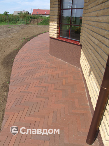 Территория частного дома с применением брусчатки Penter Baltic Klinker Pavers Nuance STT65