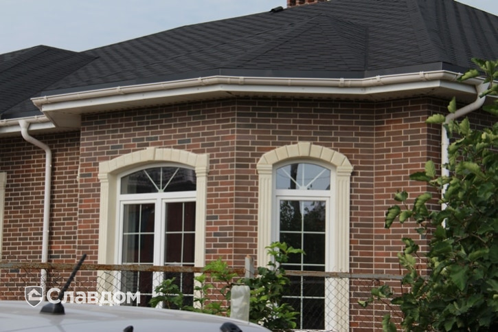 Жилой дом с облицовкой кирпичом Terca Red Flame гладкий