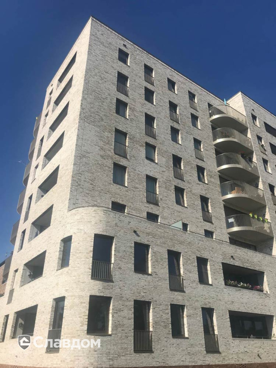 Многоэтажный жилой дом с облицовкой кирпичом ENGELS HANDFORM Cathargo Carrera