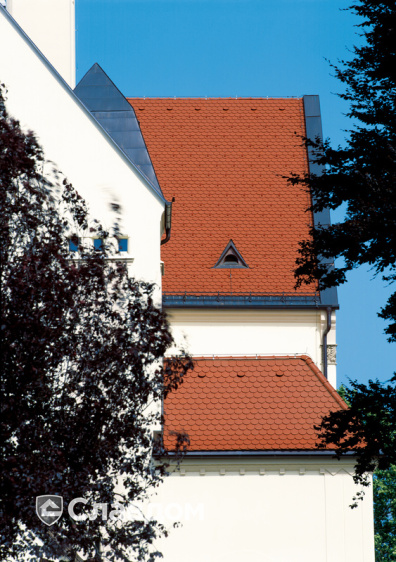 Комплекс зданий с крышей из черепицы Creaton Biber Klassik Rot Engobiert