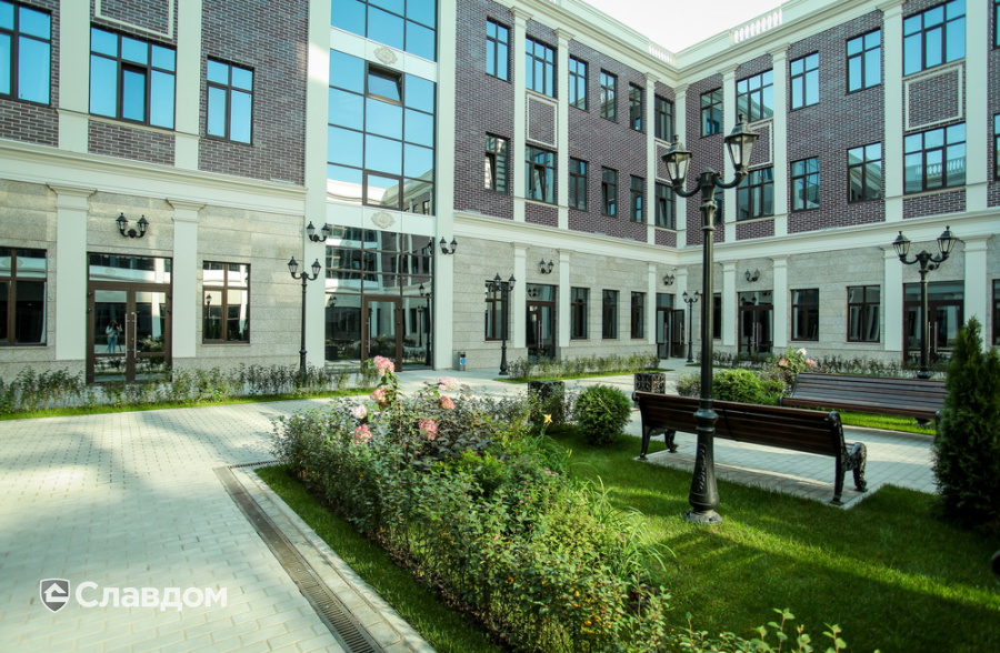 Клубный деловой центр Central Yard с облицовкой фасадной плиткой Stroeher Keravette Shine 825 sherry