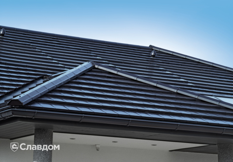 Крыша частного дома из черепицы Creaton Domino Schwarz Glasiert