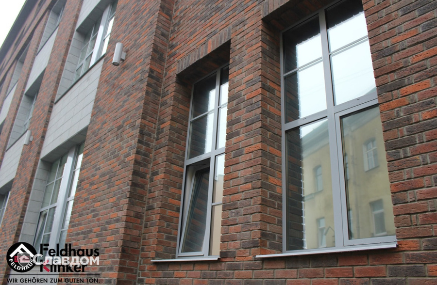 Фасад с облицовкой кирпичом Feldhaus Klinker 686 sintra ardor calino и 685 