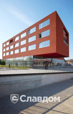 Школа в Кортрейке с облицовкой кирпичом Terca Marono Rood Extra