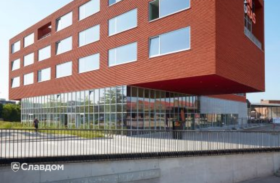 Школа в Кортрейке с облицовкой кирпичом Terca Marono Rood Extra