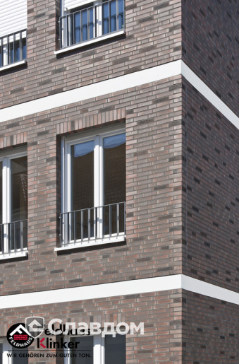 Жилой дом с облицовкой фасадной плиткой Feldhaus Klinker 882 baro ardor carbo