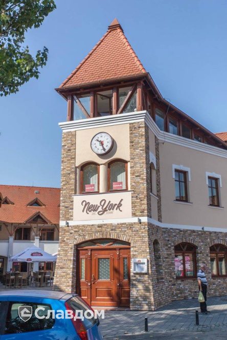 Кафе "New York" с применением керамического кирпича ENGELS HANDFORM Royal Emmerald