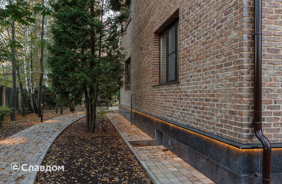 Частный дом с облицовкой кирпичом ручной формовки Сафоново Клинкер №9