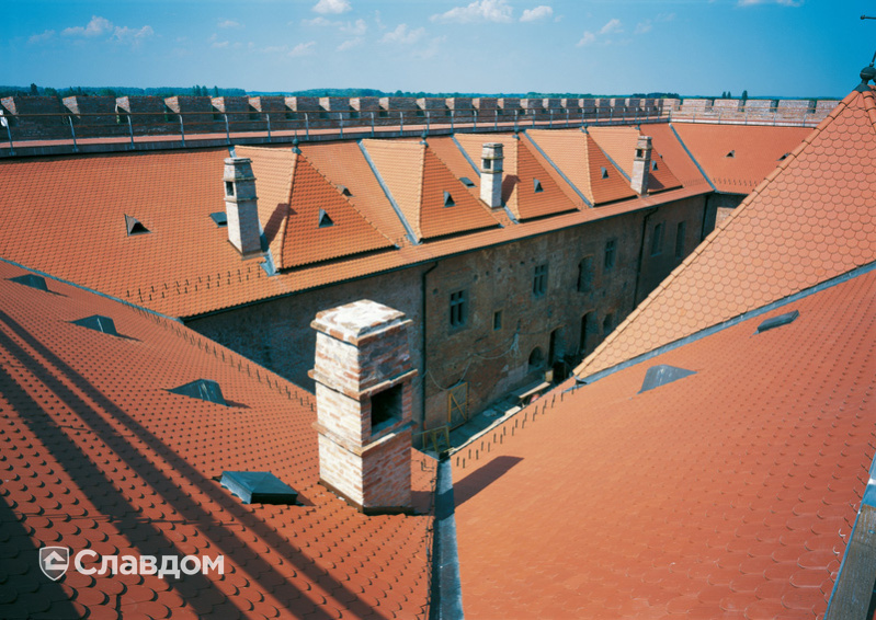 Замок с крышей из черепицы Creaton Biber Klassik Naturrot