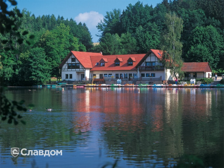 База отдыха с использованием керамической черепицы Braas Топаз 13V медный ангоб