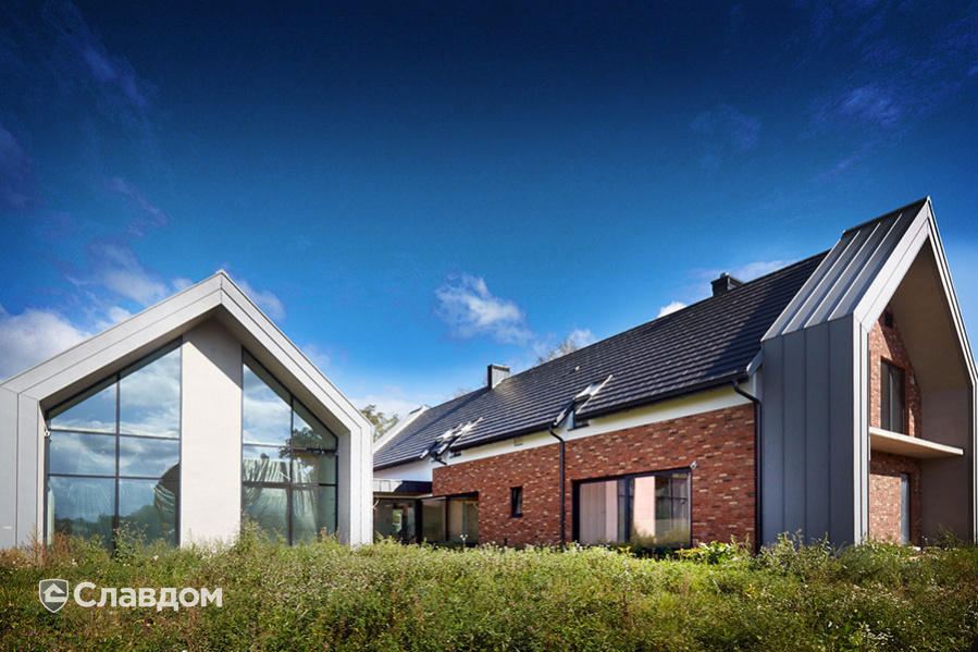 Дом с применением керамической черепицы Koramic Orea 9 anthracite matt engobe