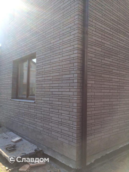 Частный дом с облицовкой фасадной плиткой Stroeher Zeitlos 237 austerrauch