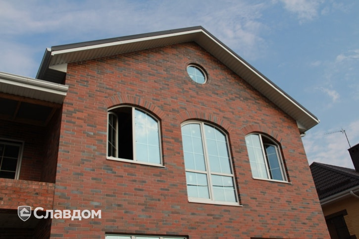 Жилой дом с облицовкой кирпичом Terca Red Flame гладкий