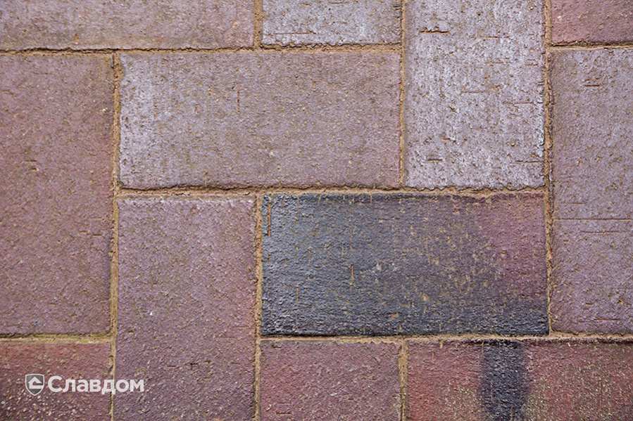 Пешеходная дорожка с применением брусчатки MUHR 04S Rotbraun-bunt special