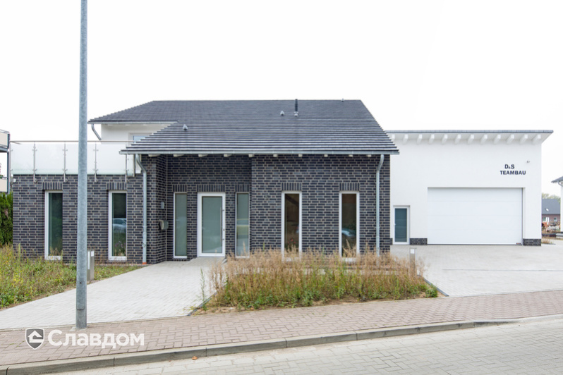 Дом в коттеджном поселке с крышей из черепицы Creaton Domino Schieferton Glasiert