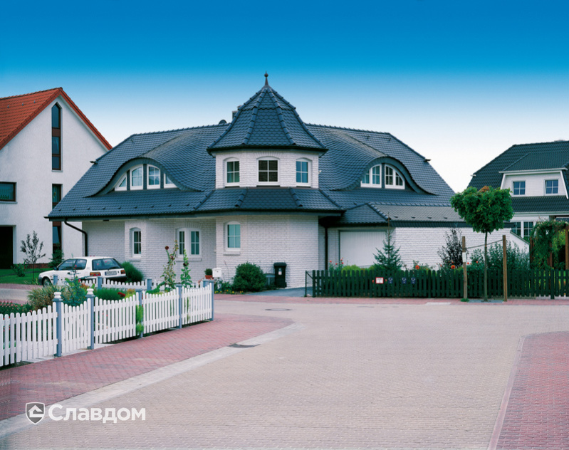 Частный одноэтажный дом с крышей из черепицы Creaton Biber Klassik Schieferton Engobiert