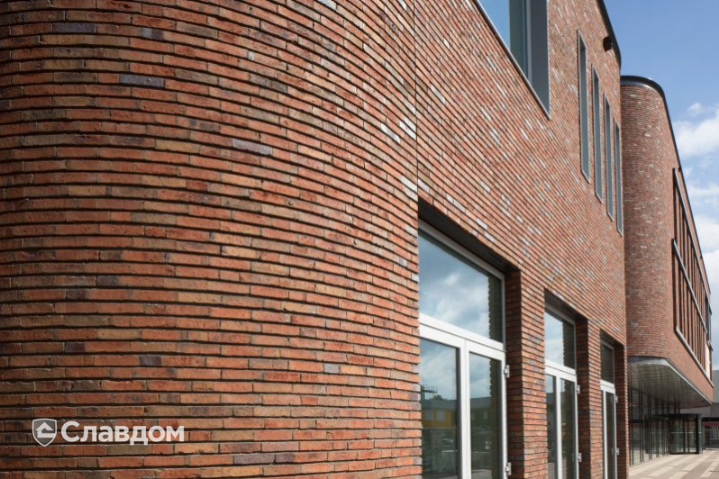 Многофункциональный центр Het Klavier с облицовкой кирпичом Terca Winhov Falls