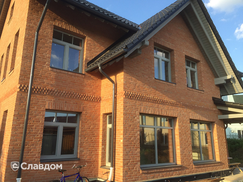 Здание с облицовкой из кирпича Донские зори Степной