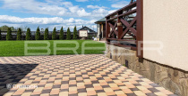 Частный дом выложен тротуарной плиткой BRAER