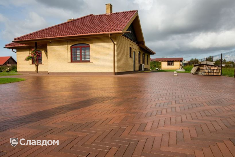 Территория частного дома с применением брусчатки Penter Baltic Klinker Pavers Nuance STT65