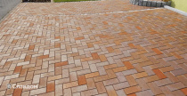 Двор дома с применением брусчатки Vandersanden Meran