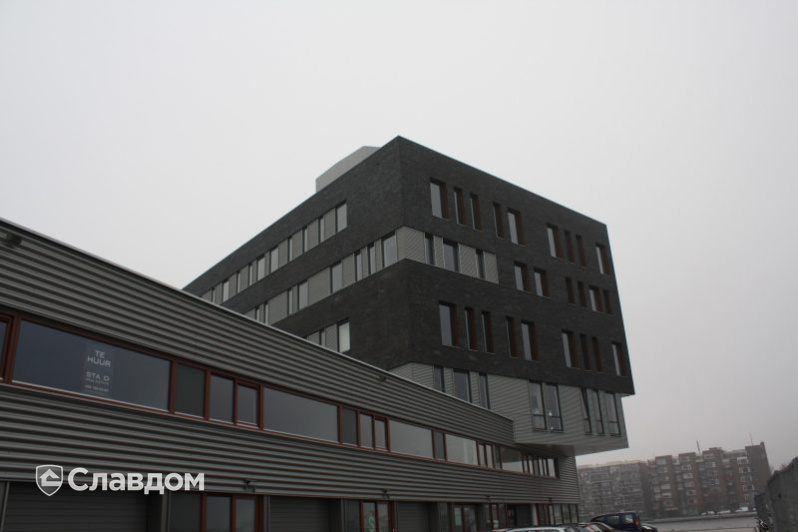 Бизнес центр с облицовкой кирпичом Terca Rinko Falls