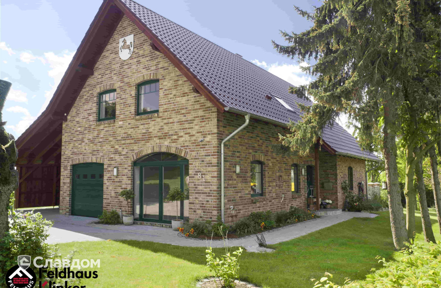 Частный дом с облицовкой кирпичом Feldhaus Klinker 690 sintra ardor blanca