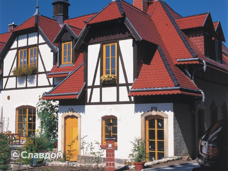 Частный дом с применением черепицы Braas Опал медный ангоб