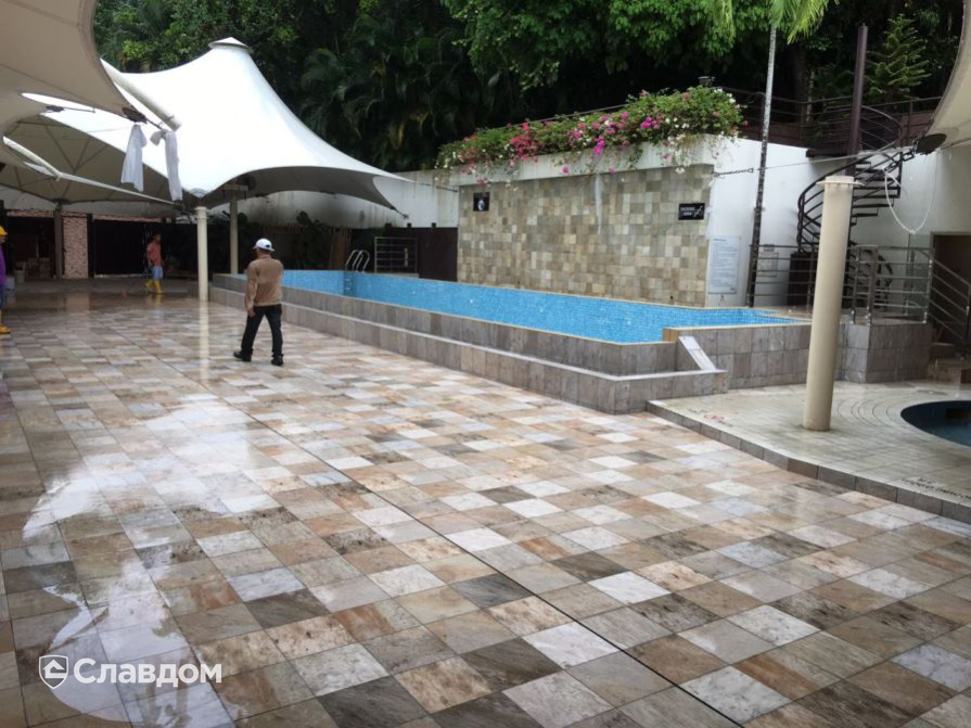 Территория частного дома с применением клинкерной плитки и ступеней Gres Aragon Itaca Mix