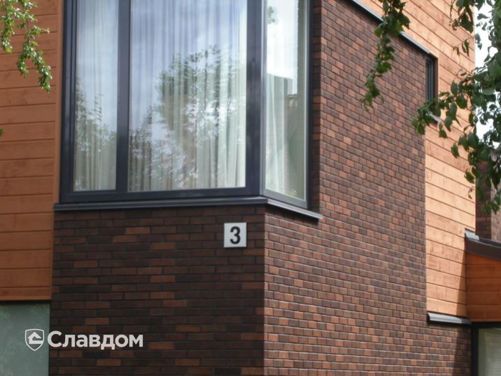 Двухэтажный дом с облицовкой кирпичом Terca Terra шероховатый