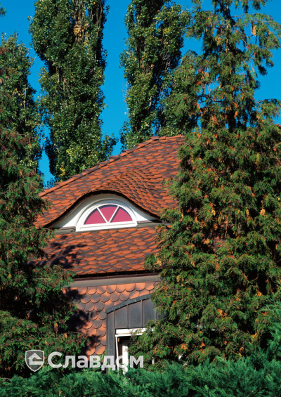 Частный дом с крышей из черепицы Creaton Biber Klassik Naturrot geflammt engobiert