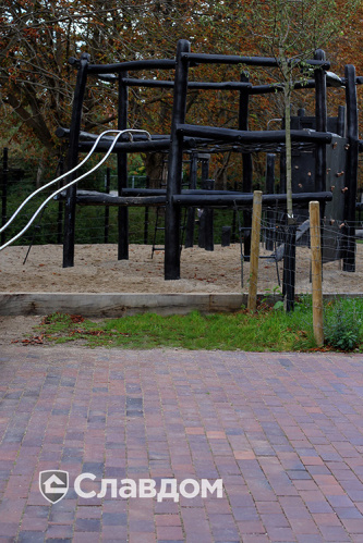 Придомовая территория с применением брусчатки MUHR 04S Rotbraun-bunt special