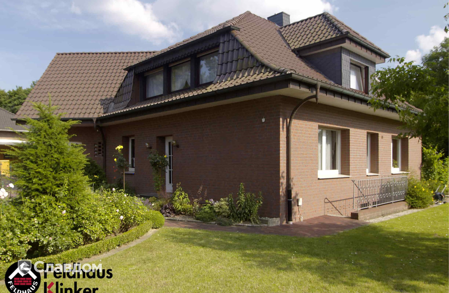 Загородный дом с мансардой с облицовкой кирпичом Feldhaus Kiinker 335 carmesi antic mana