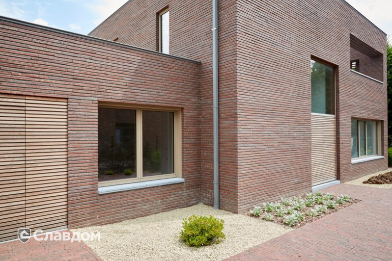 Частный дом в Дестелбергене с облицовкой кирпичом Terca Wasserstrich Special Rood