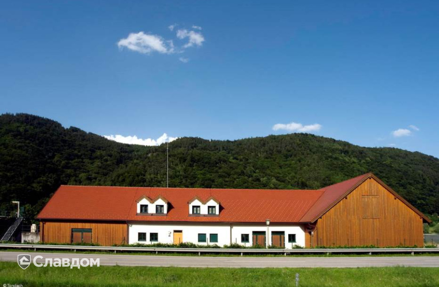 Складское помещение с черепицей TONDACH Бобровка 12-медно-коричневый ангоб