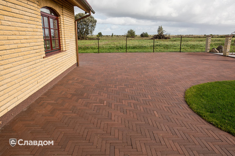 Территория частного дома с применением брусчатки Penter Baltic Klinker Pavers Nuance STT65