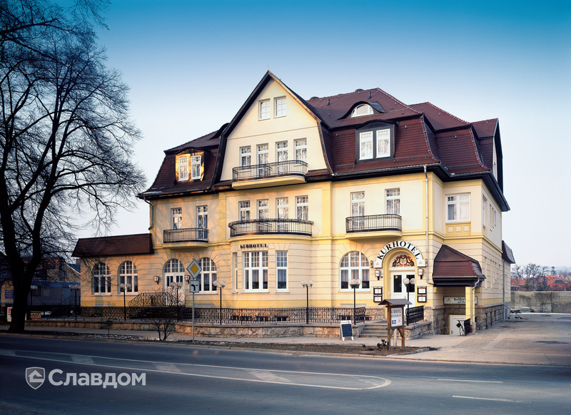 Отель в Чехии с крышей из черепицы Creaton Biber Klassik Dunkelbraun engobiert